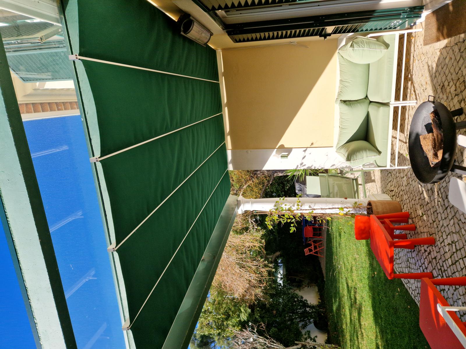 Toldo de braços numa fachada